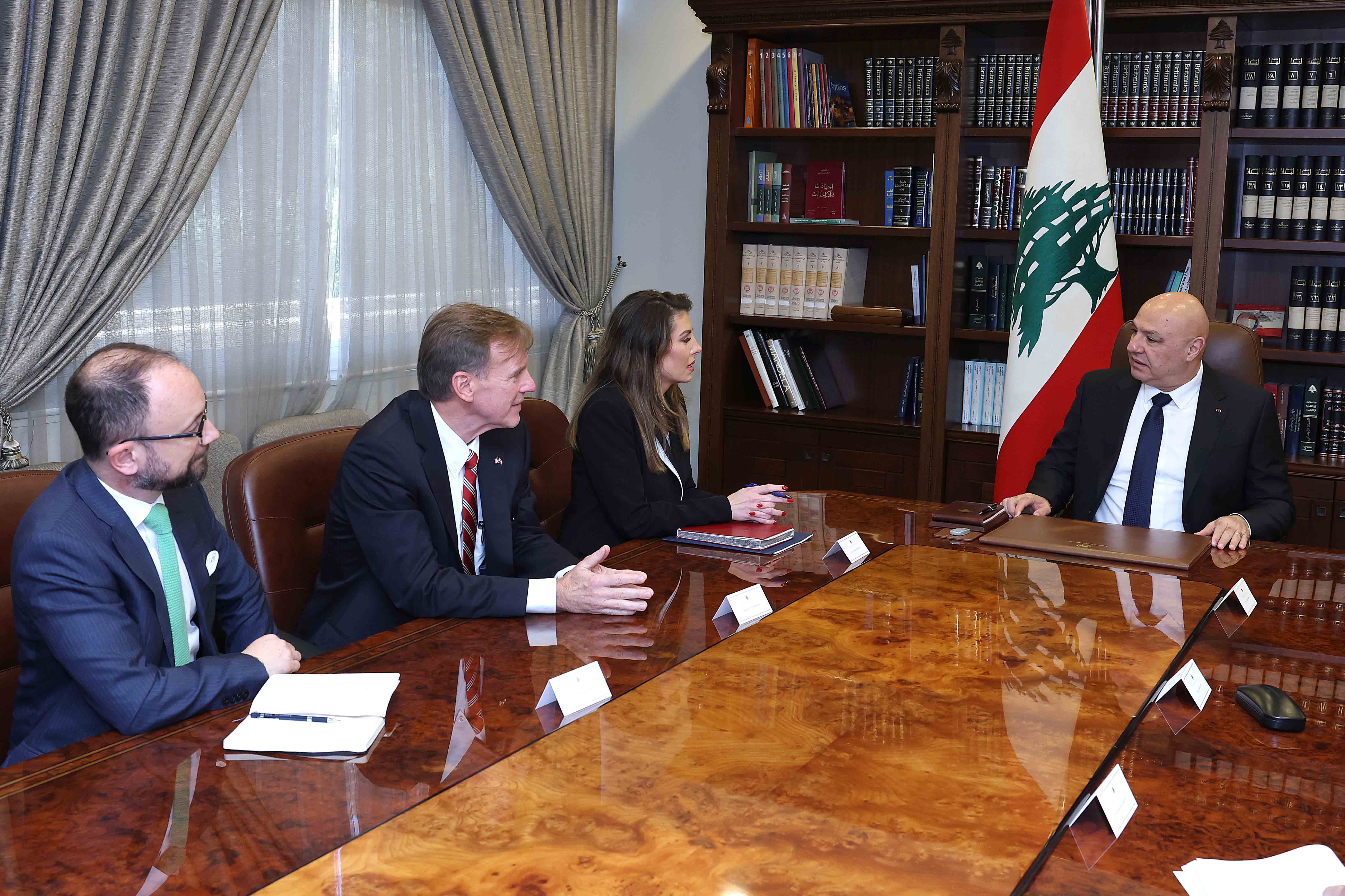   الرئيس عون استقبل الموفدة الأميركية مورغان اورتاغوس: لتفعيل عمل لجنة مراقبة وقف الاعمال العدائية وتمكين المواطنين الجنوبيين من العودة الى منازلهم                             ----